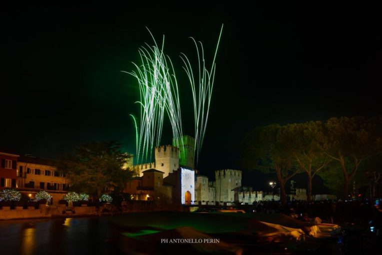 Incendio del Castello di Sirmione, spettacolo pirotecnico, 5 gennaio 2020. Ph Perin e Bellini